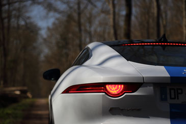 fiche technique performances jaguar ftype R coup&eacute;