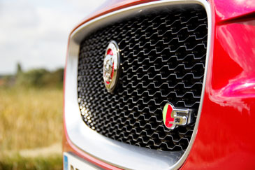 fiche technique performances jaguar xe s