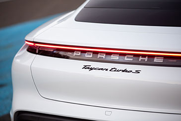 logo porsche taycan turbo s &eacute;lectrique 2020