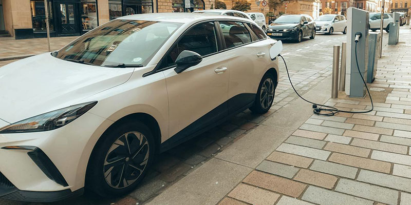voiture &eacute;lectrique recharge borne